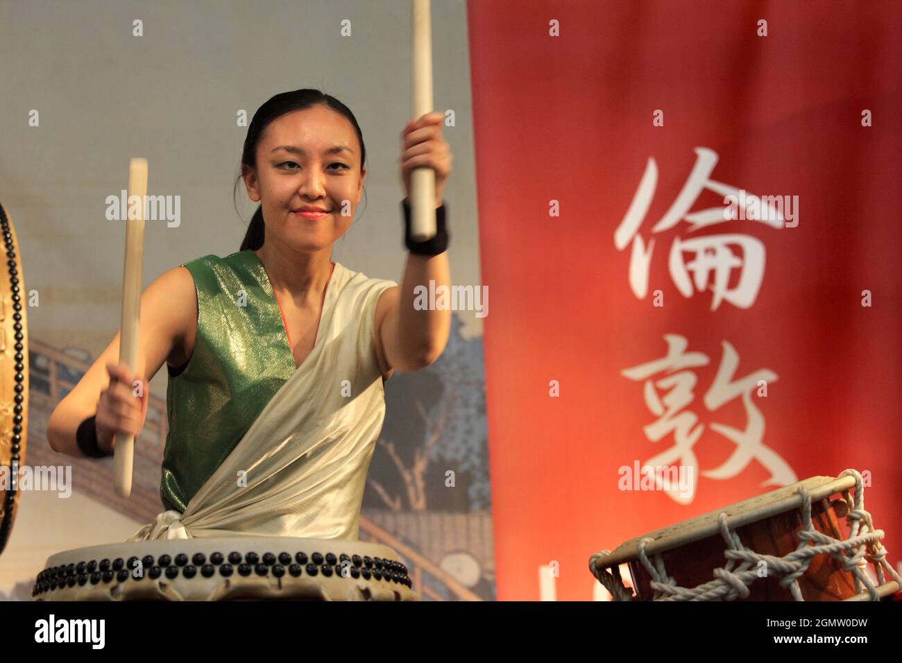 London, England - 31. Dezember 2008; eine Darstellerin. Dynamisches japanisches Trommeln bei einer Kulturfeier am Tokyo Day in London. Hinweis – frei zu Stockfoto