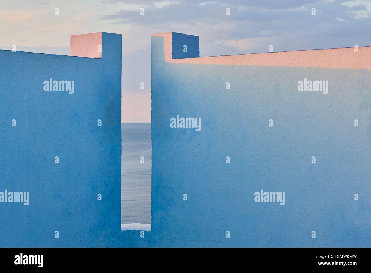 Malerisches geometrisches Gebäudedesign. Blaue Fassade. Calpe, Spanien Stockfoto