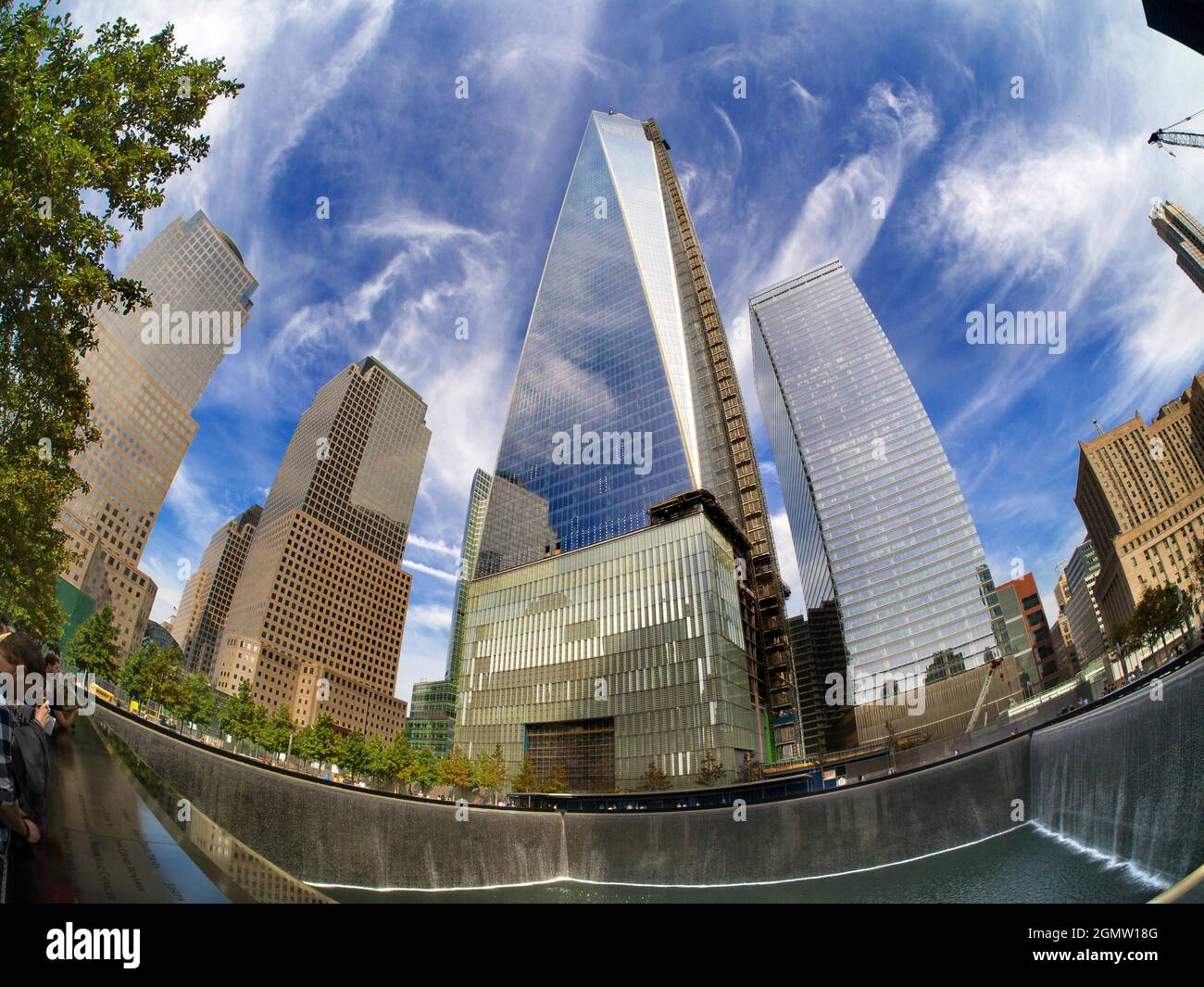 New York, USA - 3. November 2013 ein ikonischer Ort in einer ikonischen Stadt. Fischauge Blick auf das neue One World Trade Center und Memorial Fountain am Ground Zero Stockfoto