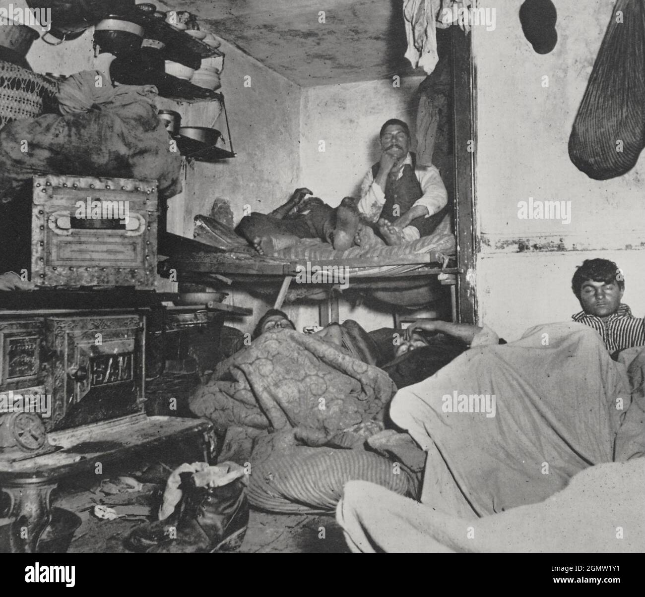 Jacob Riis Fotografie - unerlaubte Unterkunft für 5 Cent pro Nacht - Slum  Bewohner Stockfotografie - Alamy