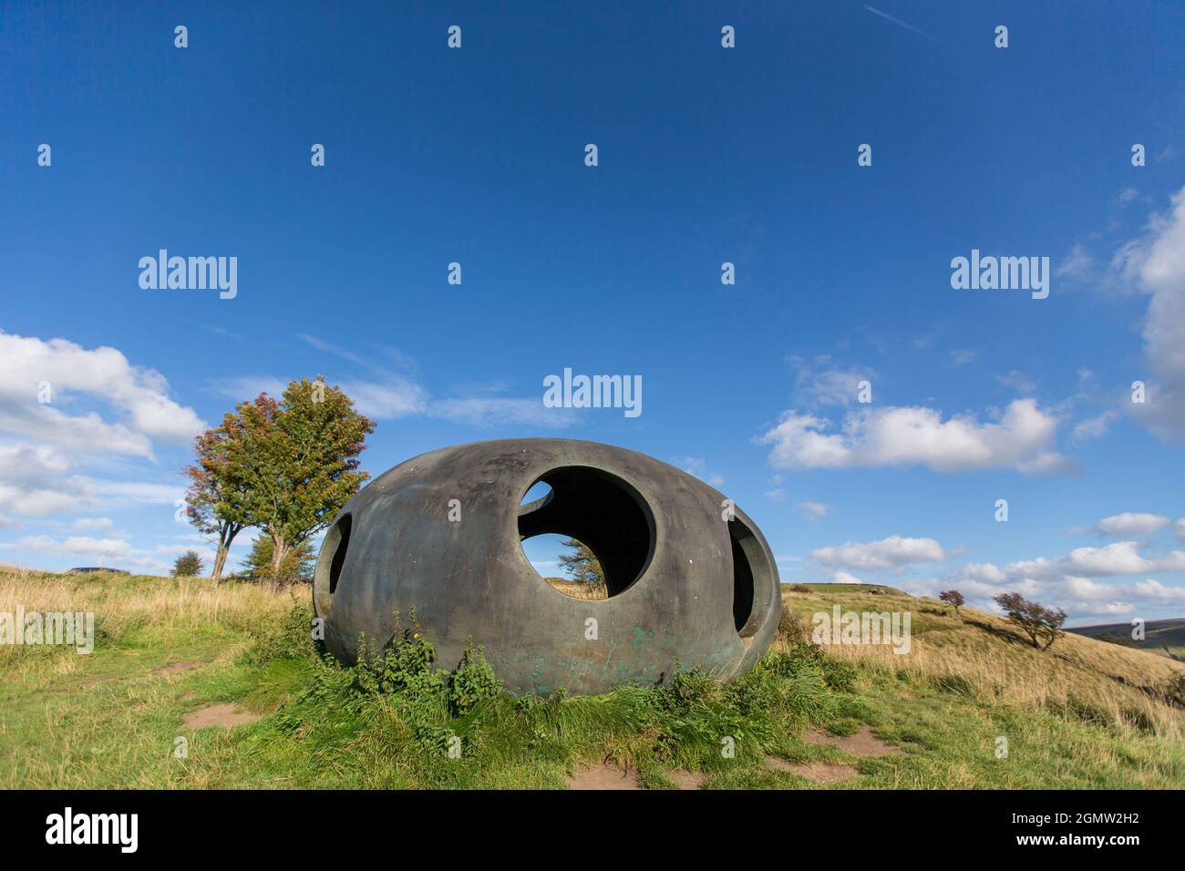 Design von Peter Meacock mit Katarina Novomestska und Architecture Central Workshop. Pendle's Panopticon, 'Atom', liegt auf dem Hügel über dem Dorf Wycoller im Wycoller Country Park. Sie besteht aus Ferrozement mit einer Oberflächenbeschichtung auf Metallbasis und ist sowohl ein beeindruckender moderner Aussichtspunkt als auch ein Zufluchtsort, von dem aus Sie die herrliche Landschaft von Pendle genießen können, als auch ein faszinierendes und schönes Objekt, das von weitem betrachtet werden kann. Von innen bieten die kreisförmigen Aussichtsräume einen spektakulären Blick auf die umliegende Landschaft. Wycoller ist eine historische Siedlung, die über 1000 v. Chr. hinausgeht. Stockfoto