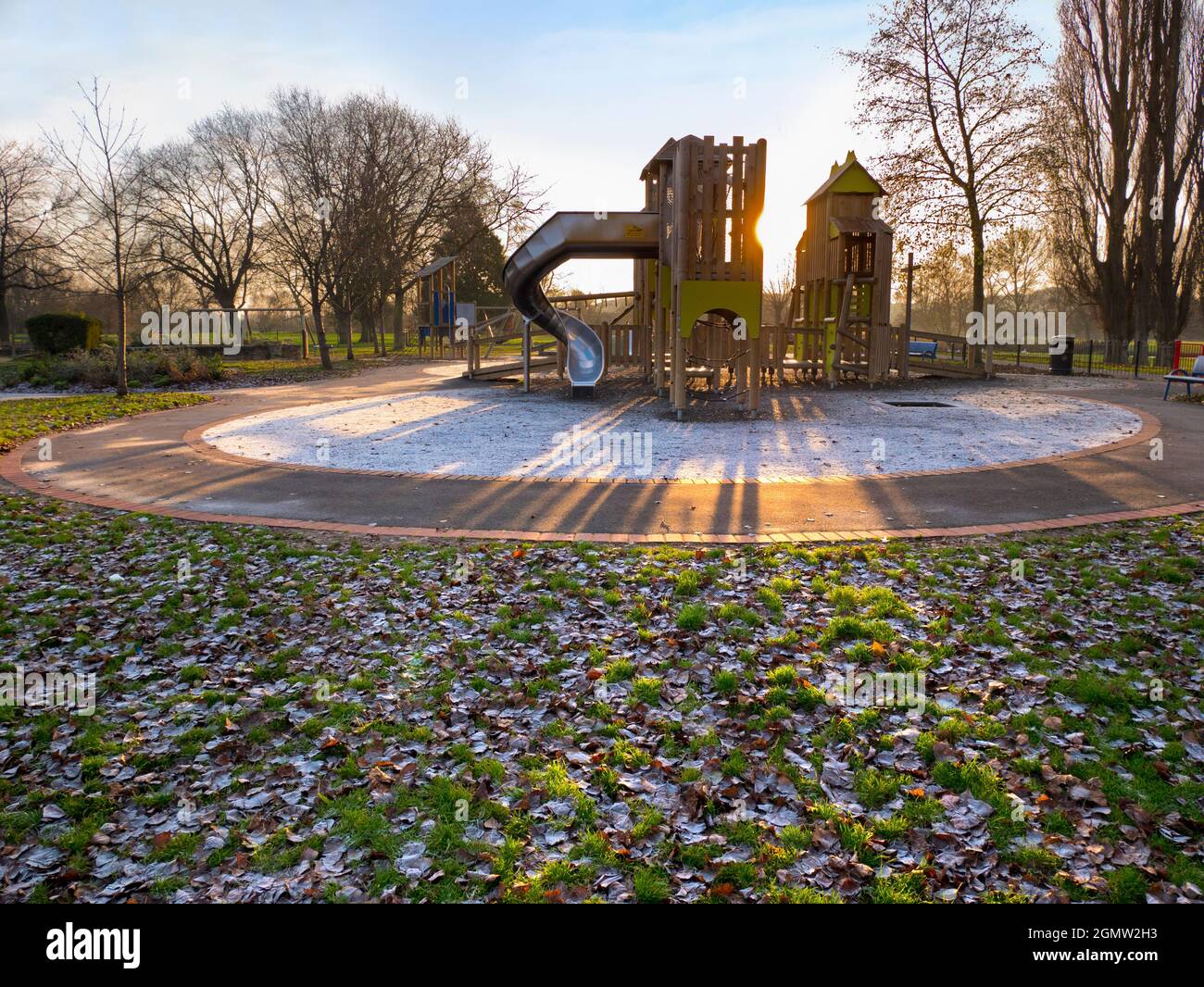 Abingdon, England - 14. Dezember 2018 Ein Spielplatz ohne Kinder kann ein ziemlich unheimlicher Ort sein. Hier sehen wir schon früh eines in Abbey Fields, Abingdon Stockfoto