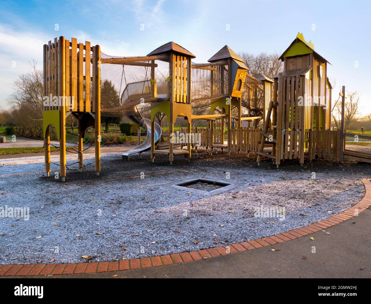 Abingdon, England - 14. Dezember 2018 Ein Spielplatz ohne Kinder kann ein ziemlich unheimlicher Ort sein. Hier sehen wir schon früh eines in Abbey Fields, Abingdon Stockfoto