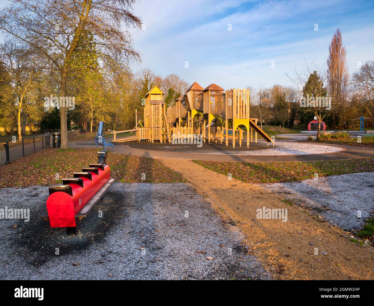 Abingdon, England - 14. Dezember 2018 Ein Spielplatz ohne Kinder kann ein ziemlich unheimlicher Ort sein. Hier sehen wir schon früh eines in Abbey Fields, Abingdon Stockfoto