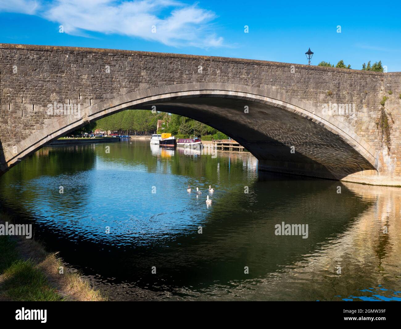Abingdon, England - 20. Mai 2020; keine Menschen im Blick. Abingdon behauptet, die älteste Stadt in England zu sein. Dies ist seine berühmte mittelalterliche Steinbrücke, ON Stockfoto
