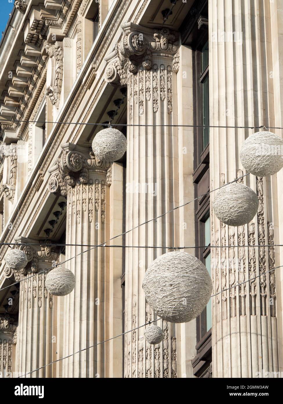 Weihnachtsdekorationen und eine Fassade im klassischen Stil zum Selfridges-Kaufhaus in der Oxford Street, London, bieten uns einen Crashkurs in einigen der Basis Stockfoto