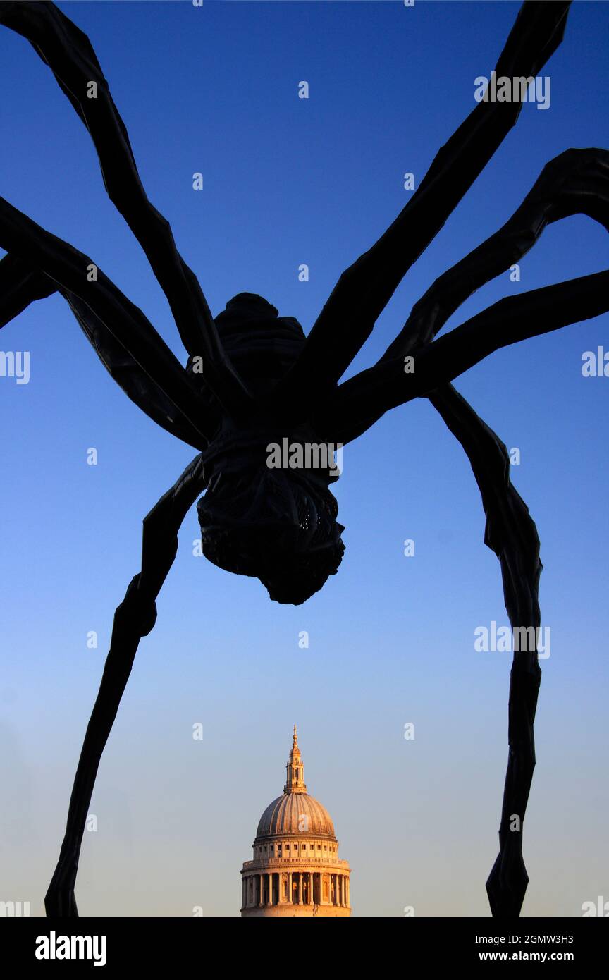 Eine seltsame Gegenüberstellung der modernen Kunst und der klassischen Kuppel der St. Paul's Cathedral, London, vom Jubilee Walk in der Dämmerung aus gesehen. Die Spinne ist nicht mehr ein Stockfoto
