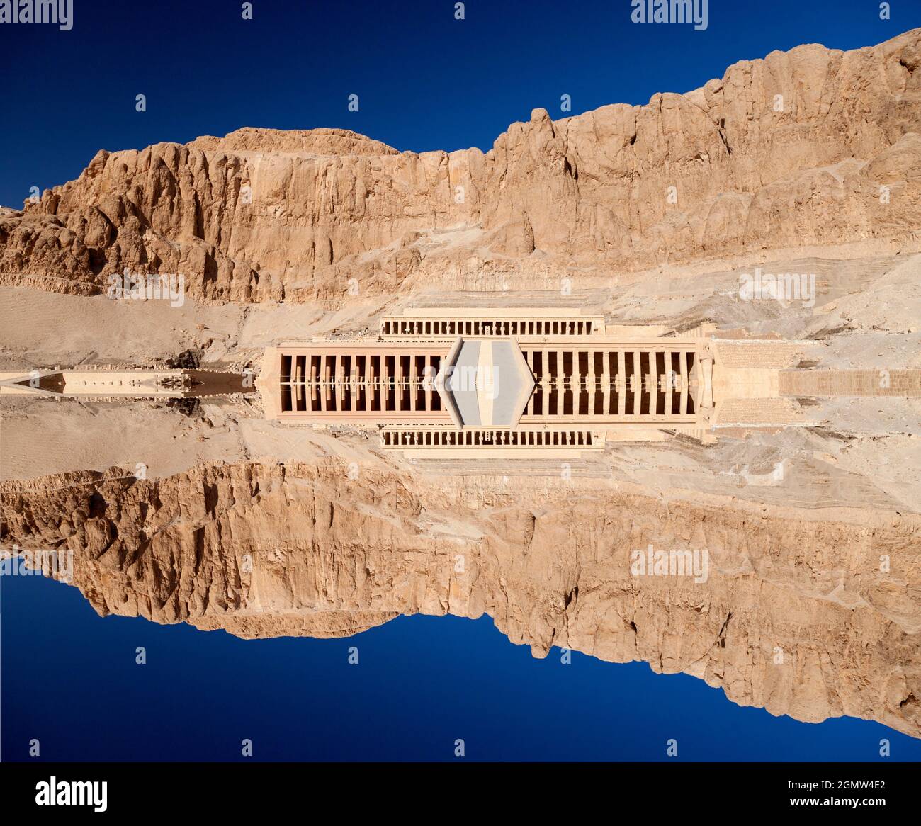 Tal der Könige, Ägypten - 30. November 2010 der Totentempel der Königin Hatschepsut, das Djeser-djseru (Allerheiligste), befindet sich unter dem Stockfoto
