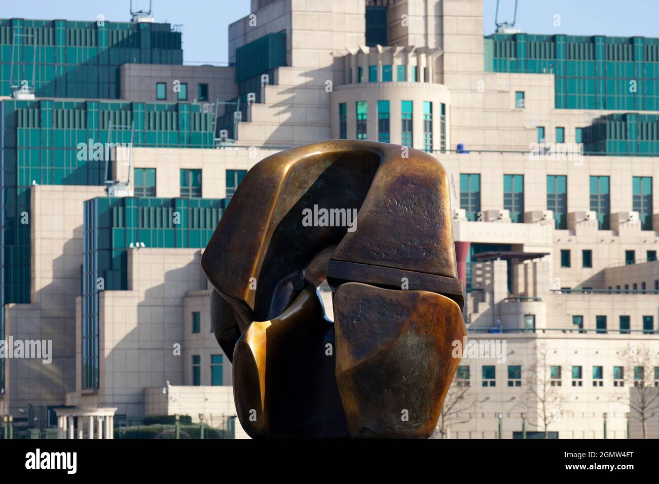 Eine moderne Skulptur von Henry Moore - Schließstücke - mit MI6 Hauptquartier im Hintergrund, Millbank London. Ich Frage mich, was der Bildhauer m haben würde Stockfoto