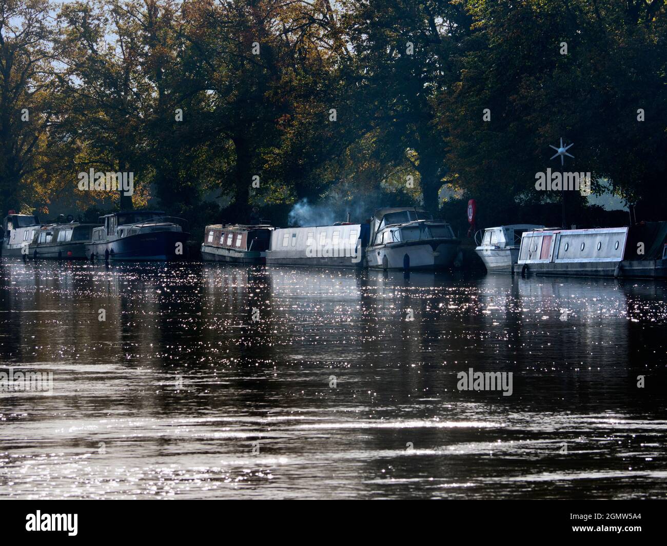 Oxford, England - 27. Oktober 2019; Eine ruhige Szene an der Themse in Oxford, direkt oberhalb der Folly Bridge. Es ist ein nebliger Herbstmorgen, und die Bäume sind es Stockfoto