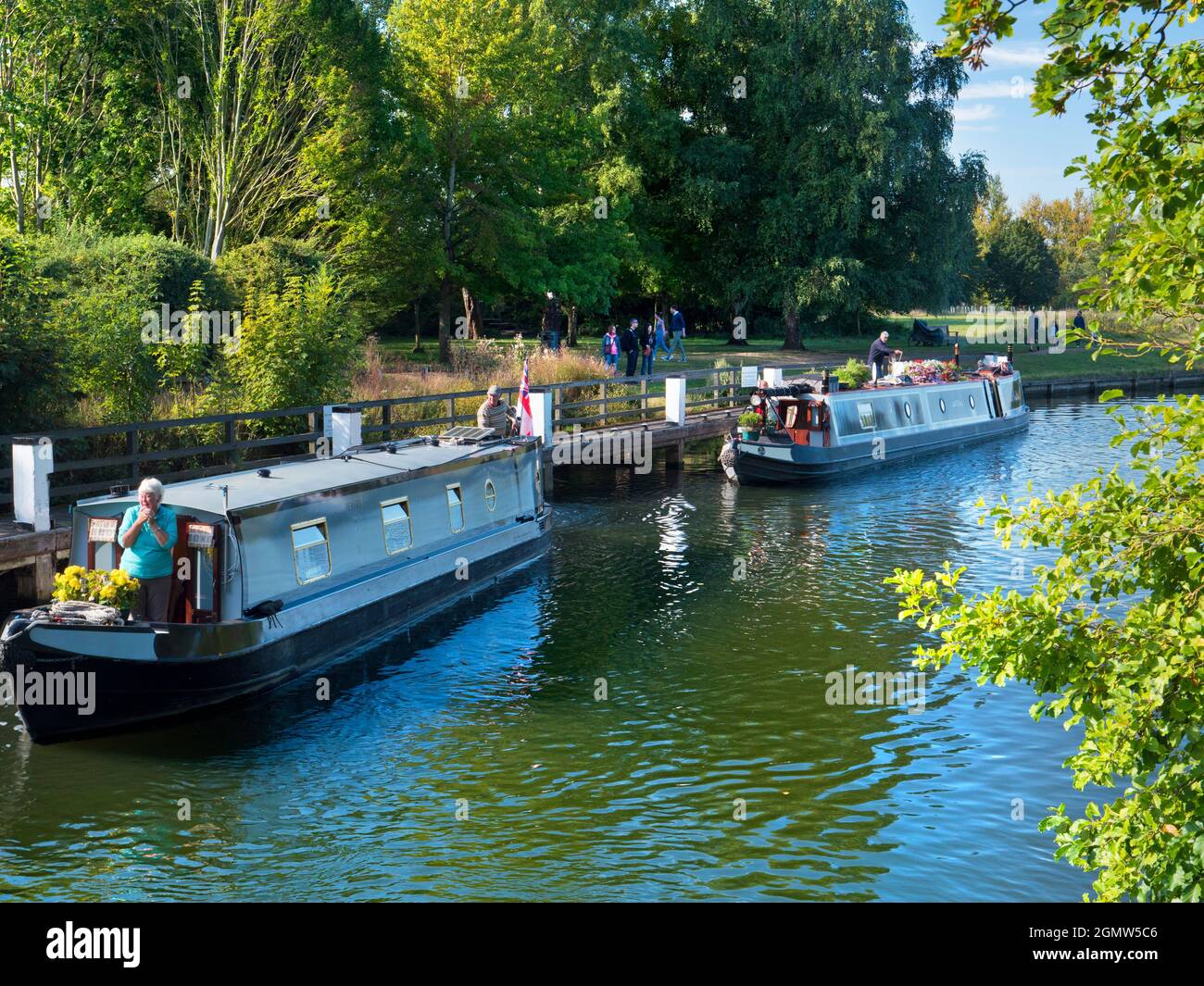 Abingdon in Oxfordshire, England - 1. September 2019. Viele Menschen im Blick. Eine zeitlose Szene an Abingdon Schleusentoren an einem schönen Herbsttag; das sind sie Stockfoto
