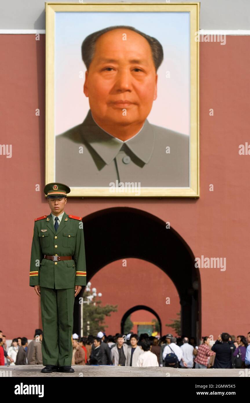 Peking, China - 17. Oktober 2006; viele Menschen in Schuss. Tienanmen bedeutet „Tor des himmlischen Friedens“ (Tien – Himmel, an – Frieden, Männer – Tor). Erste BU Stockfoto