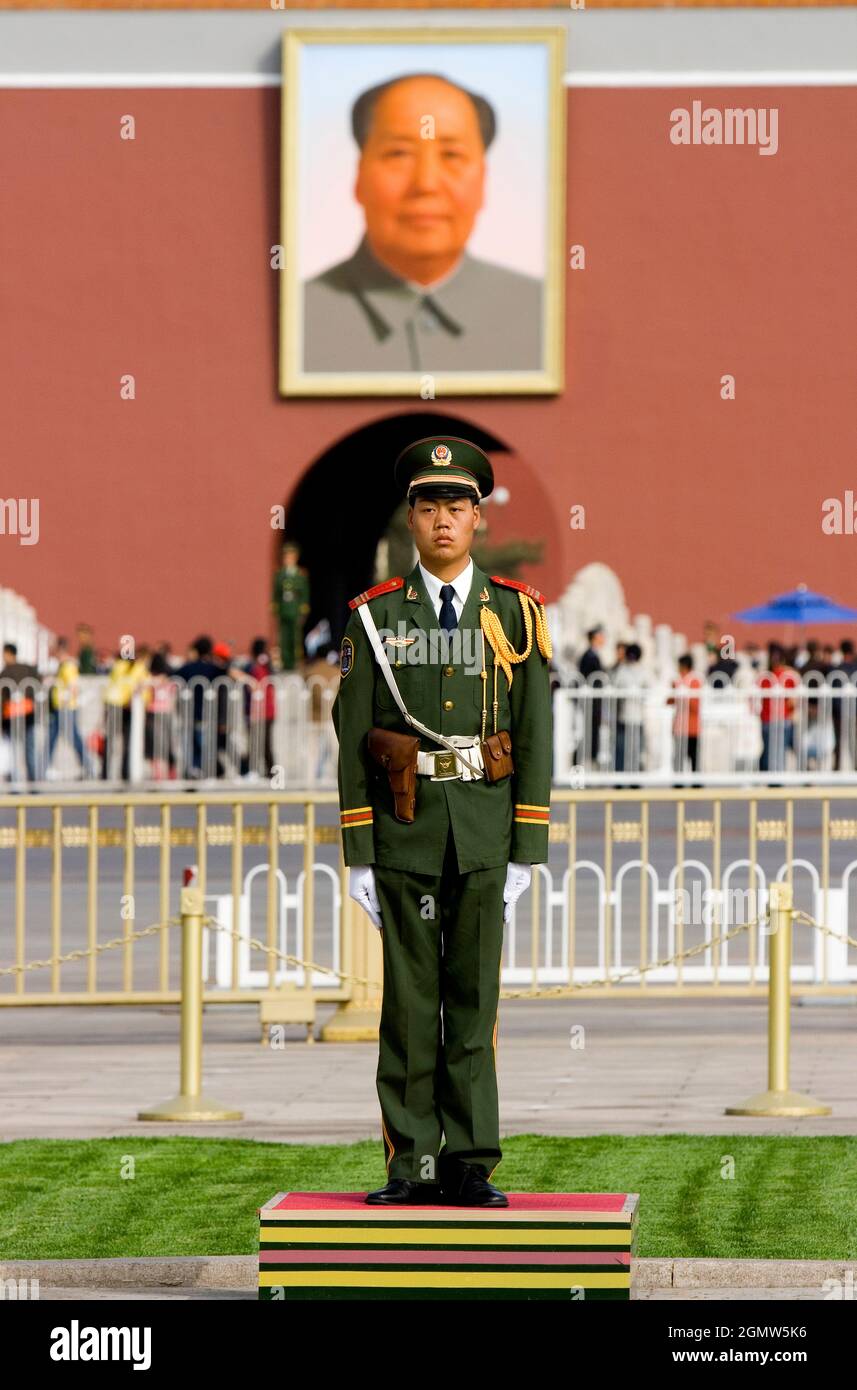 Peking, China - 17. Oktober 2006; viele Menschen in Schuss. Tienanmen bedeutet „Tor des himmlischen Friedens“ (Tien – Himmel, an – Frieden, Männer – Tor). Erste BU Stockfoto
