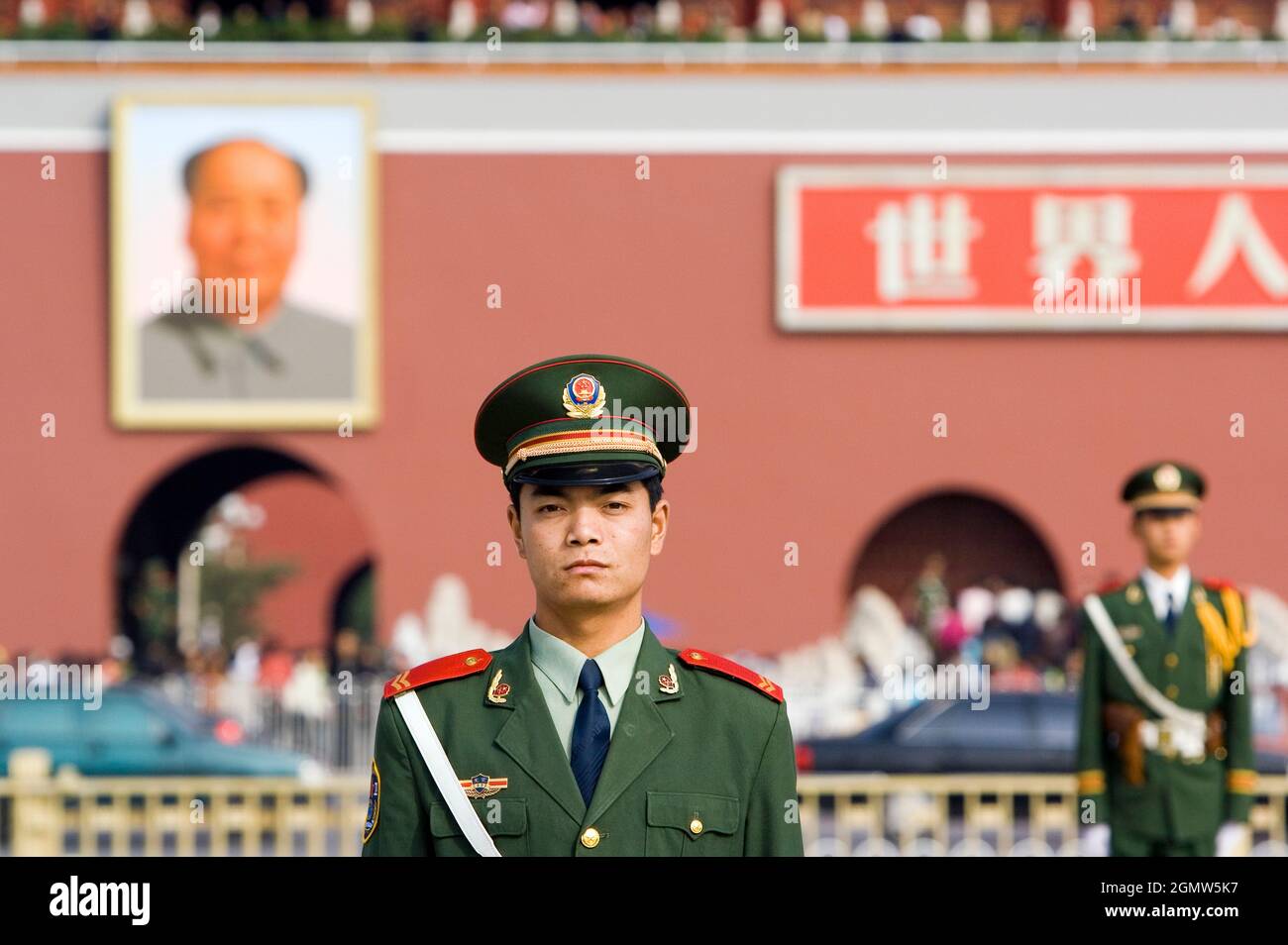 Peking, China - 17. Oktober 2006; zwei Soldaten in Schuss. Tienanmen bedeutet „Tor des himmlischen Friedens“ (Tien – Himmel, an – Frieden, Männer – Tor). Erstes b Stockfoto