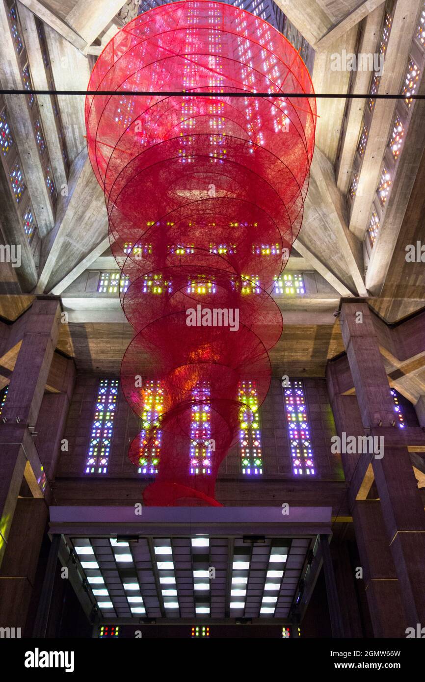 Nein, das ist nicht das Innere einer modernen Kunstgalerie. Es befindet sich tatsächlich in der beeindruckenden neugotischen St. Joseph Kirche von Le Havre in Frankreich.Dies ist ein Ro Stockfoto