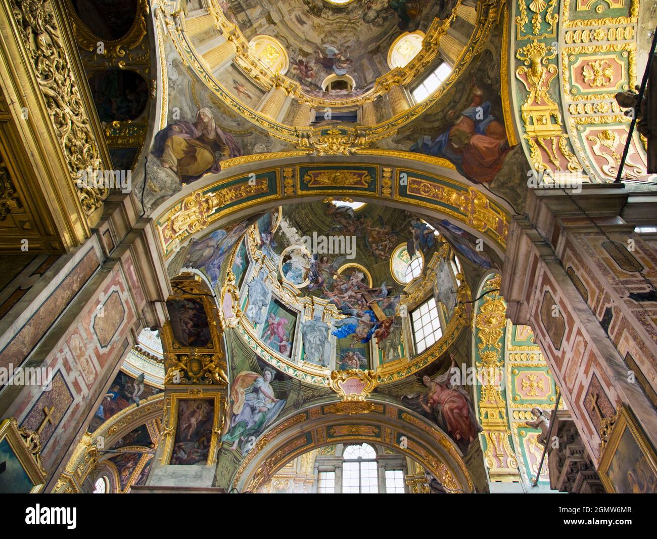 Genua, Italien - 2013. Juni; Diese großzügige, barocke Basilika ist eine katholische Kathedrale in Genua, Norditalien; ihre reich verzierten Dekorationen - hier abgebildet - emplo Stockfoto
