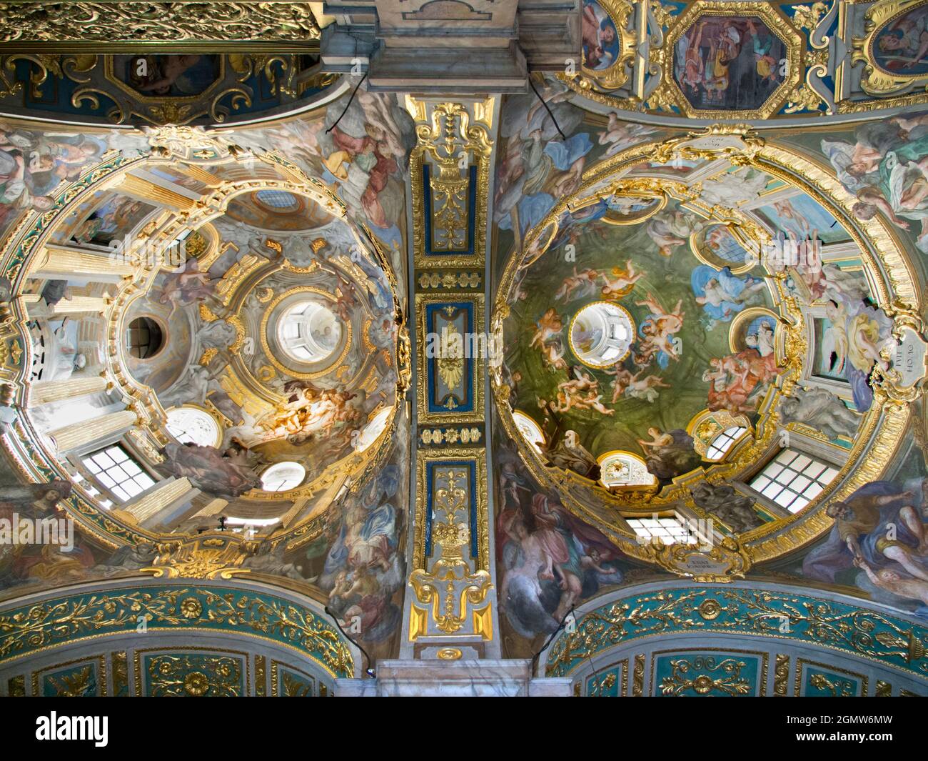 Genua, Italien - 2013. Juni; Diese großzügige, barocke Basilika ist eine katholische Kathedrale in Genua, Norditalien; ihre reich verzierten Dekorationen - hier abgebildet - emplo Stockfoto