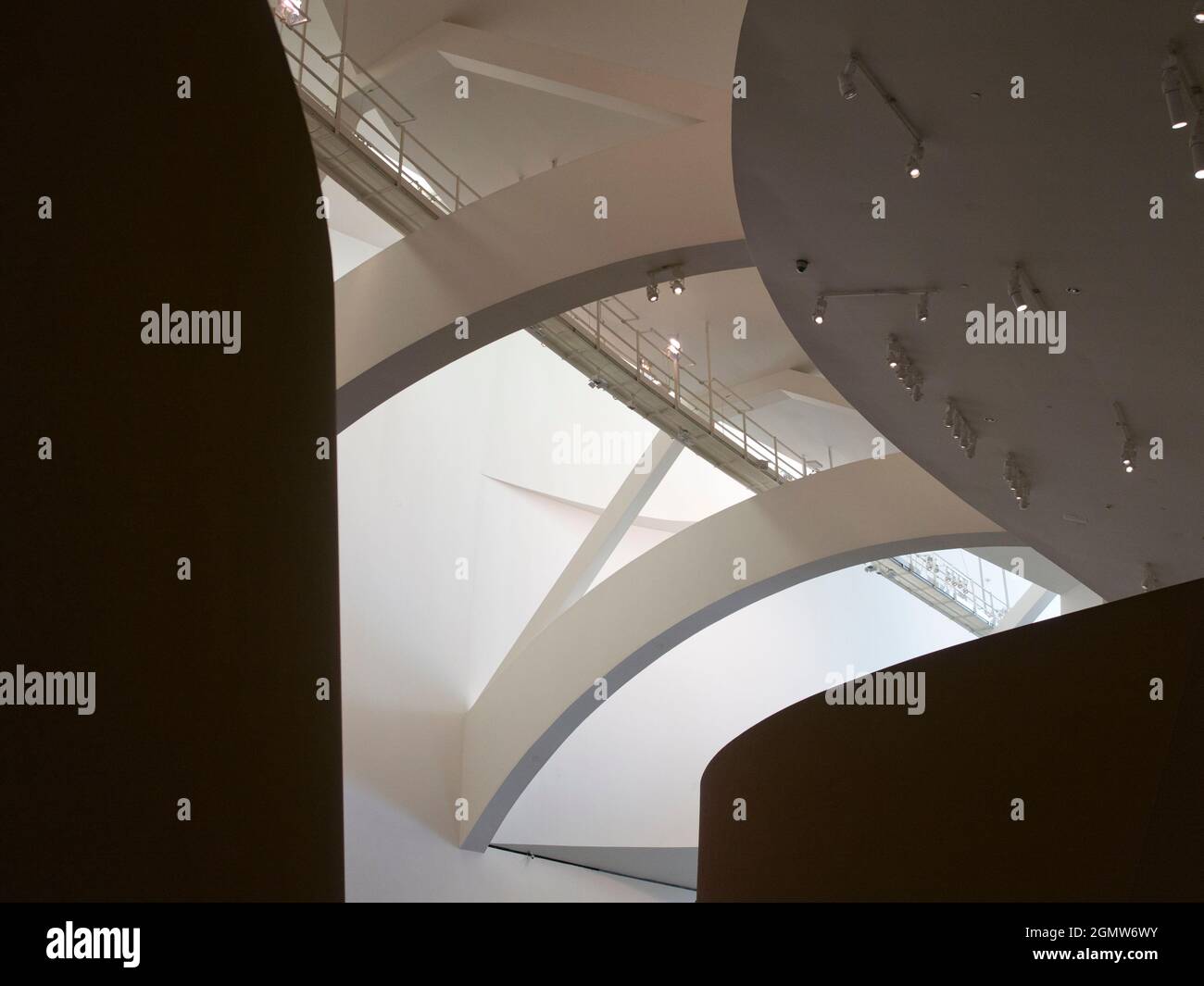 Das Guggenheim-Museum in Bilbao ist ein weltberühmtes Museum für moderne Kunst, das vom kanadisch-amerikanischen Architekten Frank Gehry entworfen wurde und sich in Bilbao, in der Nähe von Bilbao, befindet Stockfoto