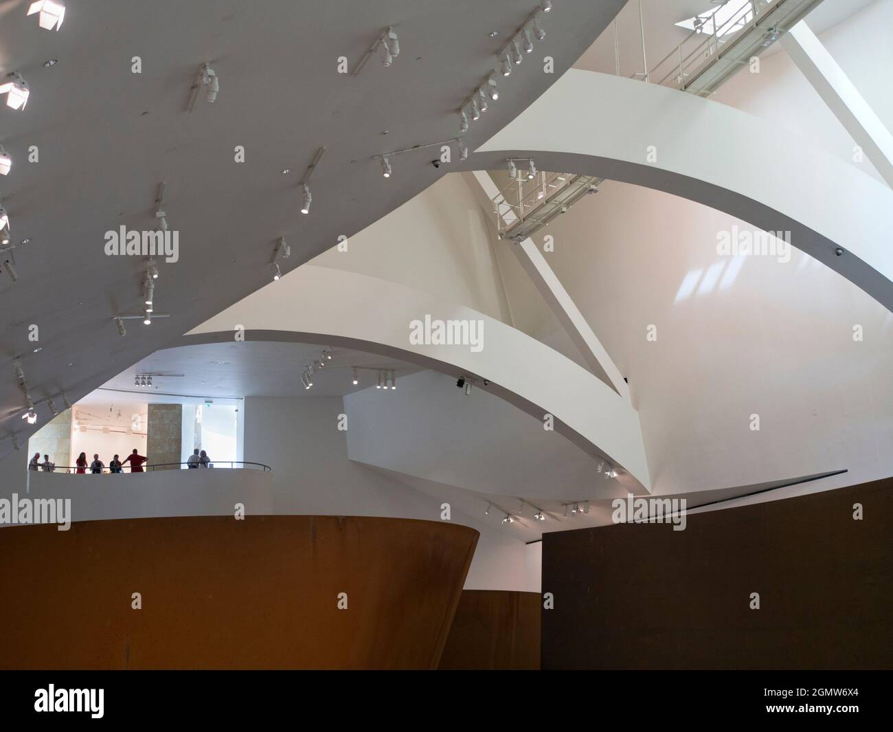 Das Guggenheim-Museum in Bilbao ist ein weltberühmtes Museum für moderne Kunst, das vom kanadisch-amerikanischen Architekten Frank Gehry entworfen wurde und sich in Bilbao, in der Nähe von Bilbao, befindet Stockfoto