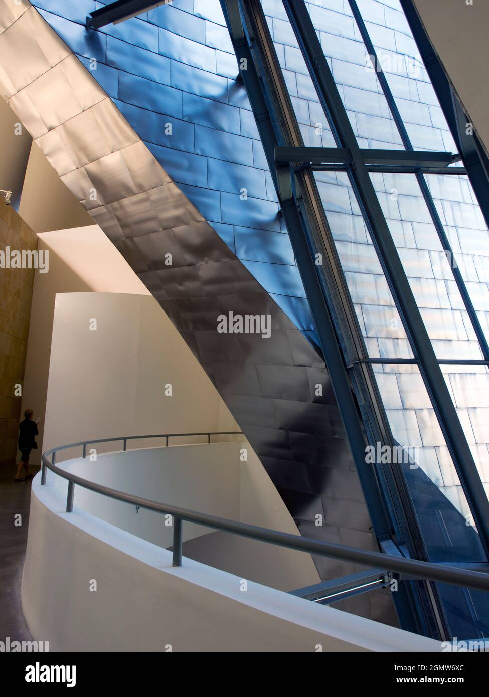 Das Guggenheim-Museum in Bilbao ist ein weltberühmtes Museum für moderne Kunst, das vom kanadisch-amerikanischen Architekten Frank Gehry entworfen wurde und sich in Bilbao, in der Nähe von Bilbao, befindet Stockfoto