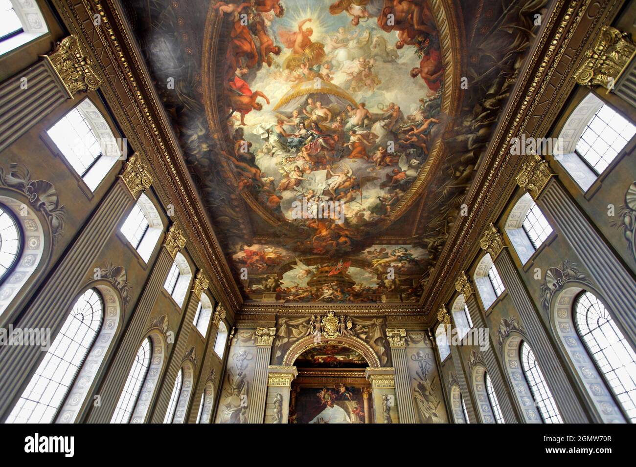 Das Old Royal Naval College ist das architektonische Herzstück des Maritime Greenwich, eines der wichtigsten UNESCO-Weltkulturerbestätten in London. Die gemalte Halle in Stockfoto