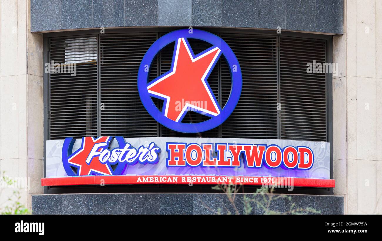 VALENCIA, SPANIEN - 13. SEPTEMBER 2021: Foster's Hollywood, amerikanisches Restaurant in Valencia Stockfoto