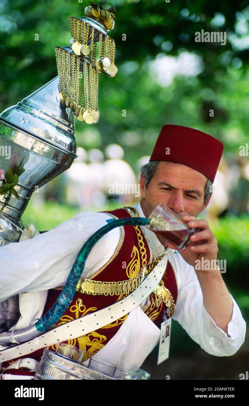 Istanbul, Türkei - Juni 2003 Ein Street Juice Verkäufer in Istanbul - sehr willkommen, an einem heißen Tag! Stockfoto