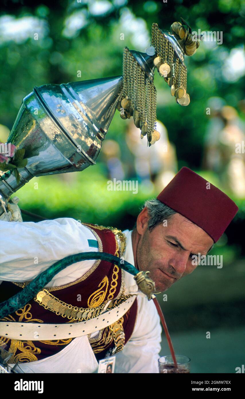 Istanbul, Türkei - Juni 2003 Ein Street Juice Verkäufer in Istanbul - sehr willkommen, an einem heißen Tag! Stockfoto