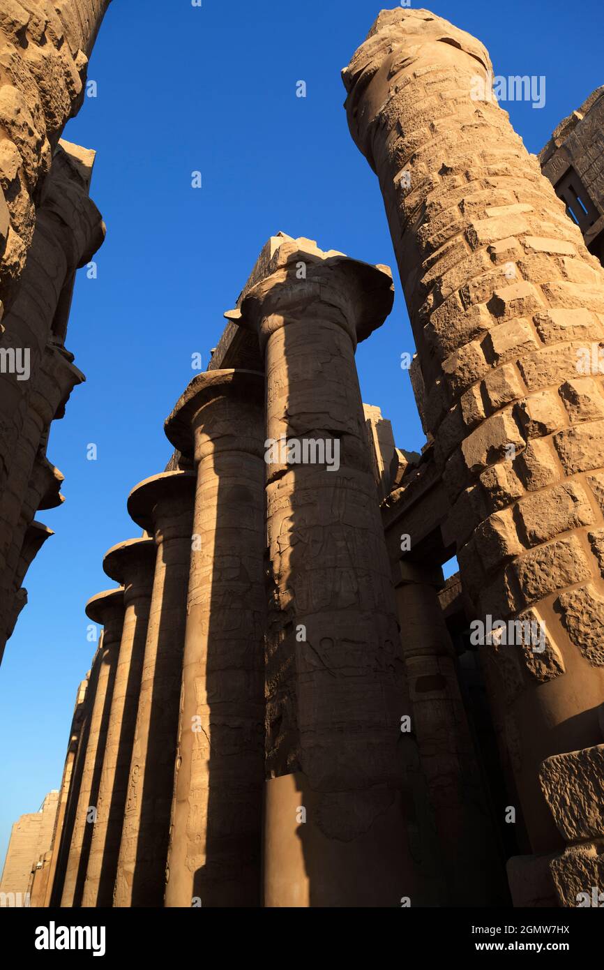 Luxor, Ägypten - 30. November 2011; Karnak ist der größte Tempel Ägyptens und nach Angkor Wat die zweitgrößte antike religiöse Stätte der Welt. Stockfoto