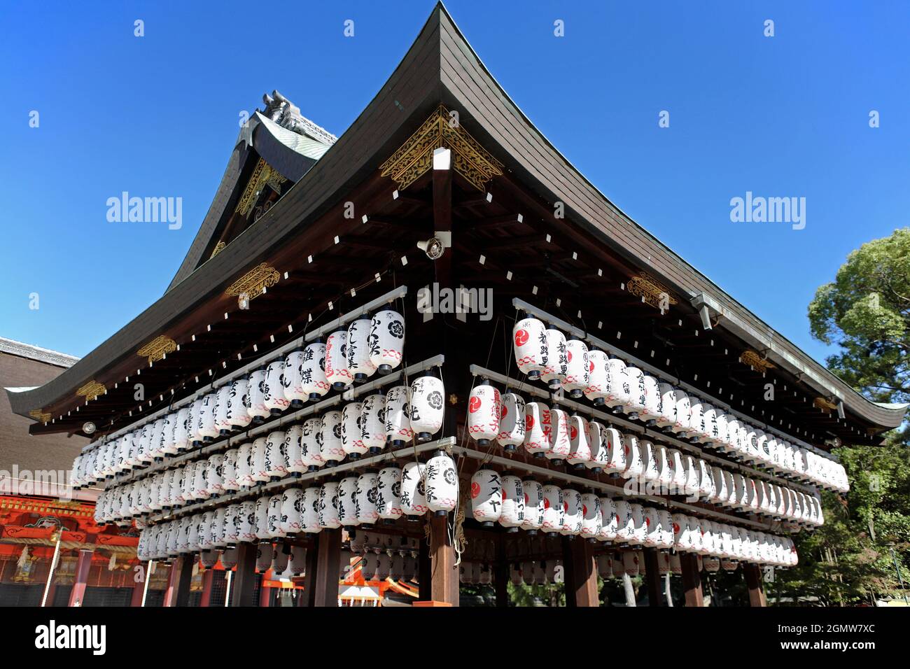 Kyoto, Japan - 1. November 2011 der Yasaka-Schrein ist ein alter und sehr beliebter schintoistischer Schrein im Gion-Distrikt von Kyoto, Japan Stockfoto
