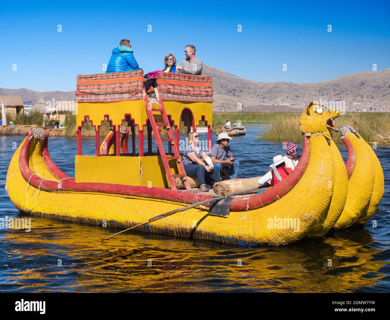 Titicacasee, Peru - 17. Mai 2018 ob Sie es glauben oder nicht, das ist die Art von traditionellem Boot, das Thor Heyerdahl dazu inspirierte, seine berühmte Kon T zu machen Stockfoto