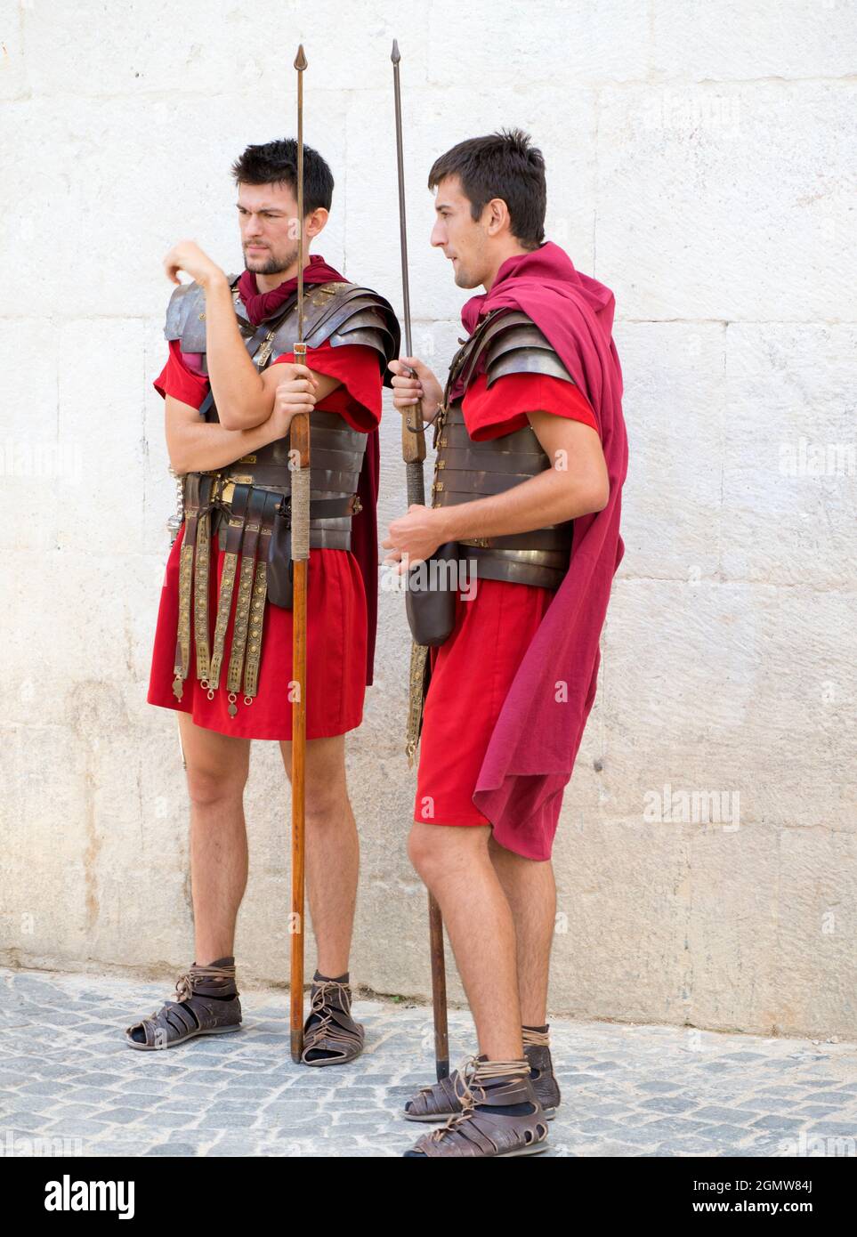 Split, Kroatien - 6. August 2016 jemand muss diesen Legionären sagen, dass das Römische Reich vor 1500 Jahren um sich gefallen ist. Sie sind immer noch im Dienst guardi Stockfoto