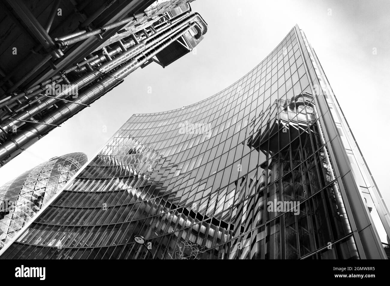 London, England - 30. März 2012 das Lloyd's-Gebäude - manchmal auch bekannt als das Inside-Out-Gebäude - ist das Zuhause des Versicherungsinstituts Lloyd's o Stockfoto