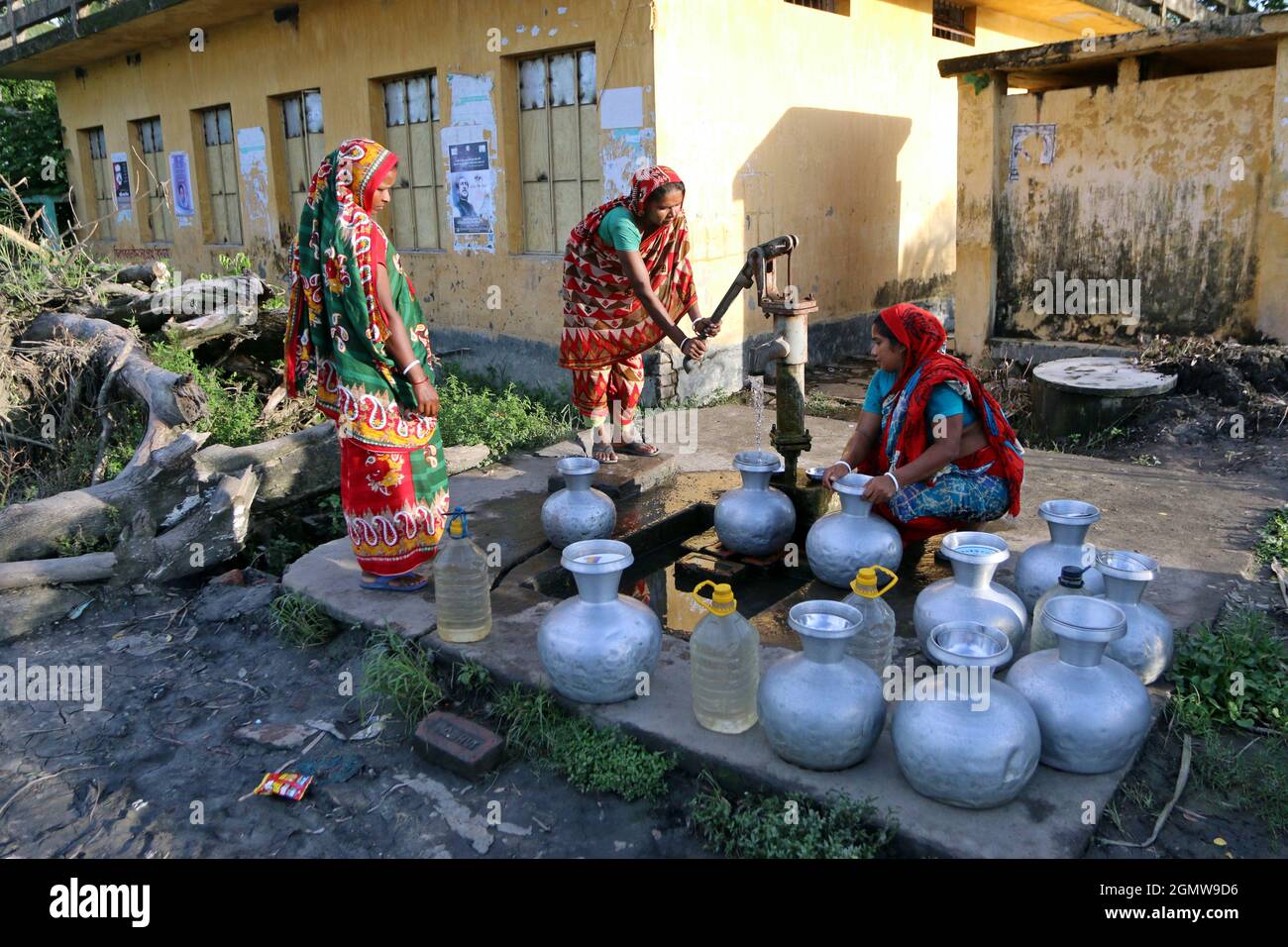 September 21,2021,KHULNA,DHAKA,BANGLADESCH- Ruderboot für Frauen & mit Wassergefäßen beladen auf der Straße in Khulnas Dumuria upazila. Vier Dörfer der Region r Stockfoto