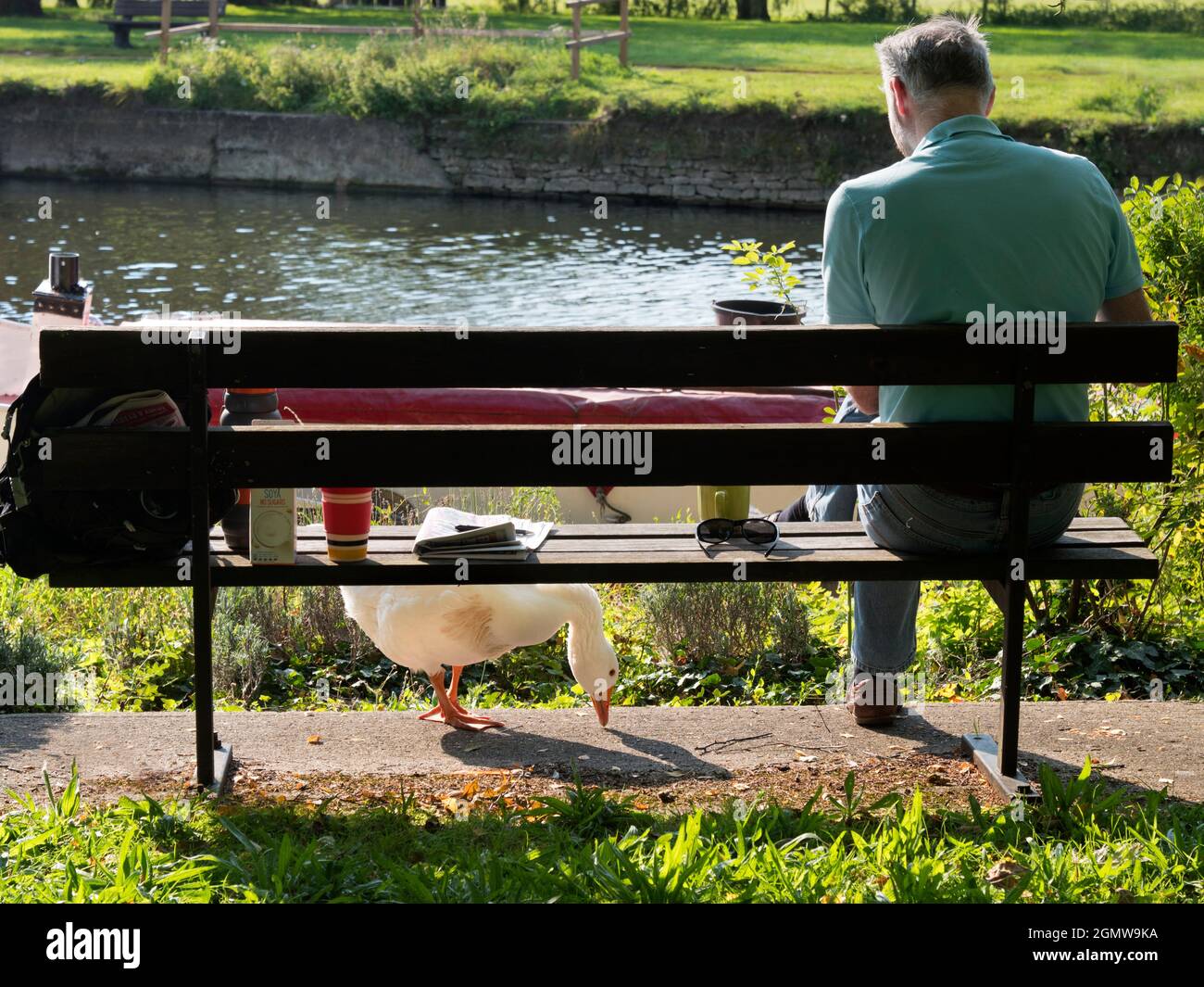 Abingdon, England - 13. September 2020; eine Person in Schuss, von hinten gesehen. Jetzt ist hier eine gemütliche und typisch englische Szene - ein Mann, der sich entspannt Stockfoto