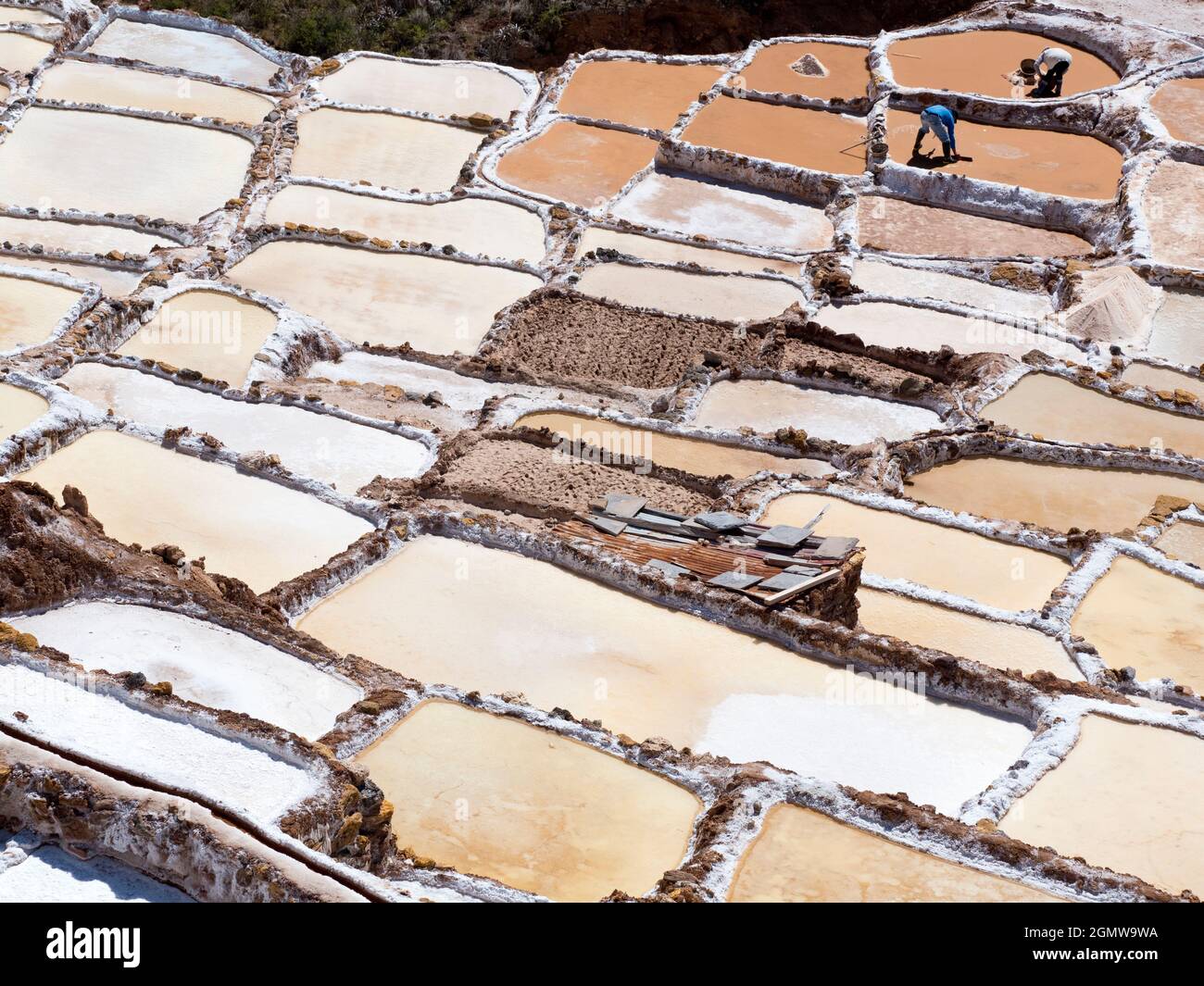 Maras, Peru - 12. Mai 2018; seit dem Reich der Inkas werden seit vielen Jahrhunderten kontinuierlich zwei Arbeiter in den Salzminen von Maras abgebaut. Diese Stockfoto