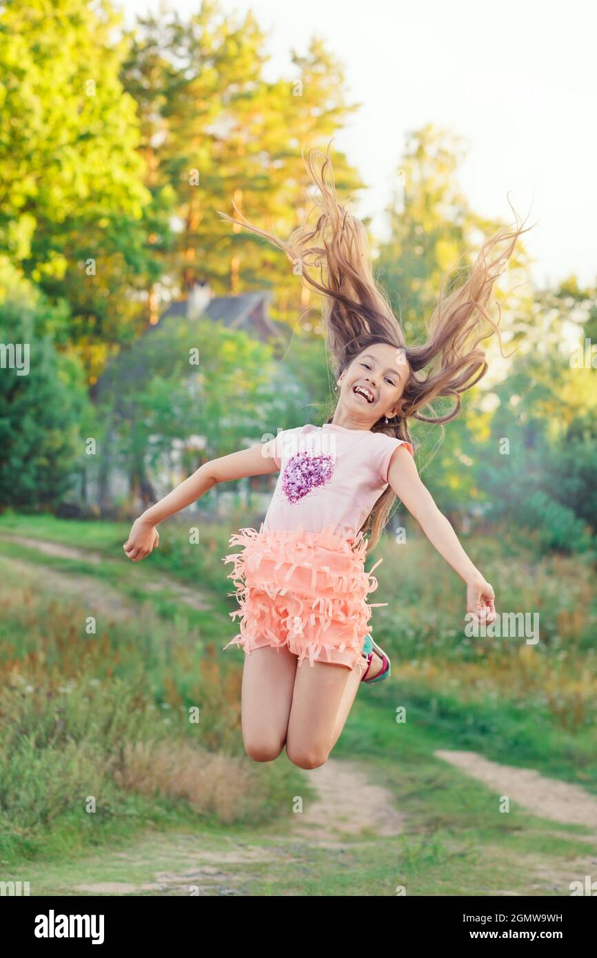Portrait der schönen Teenager-Mädchen springt und spielt bei Sonnenuntergang im Sommer. Stockfoto