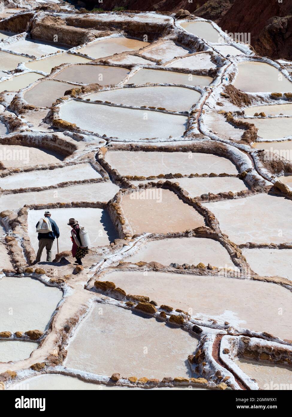 Maras, Peru - 12. Mai 2018; seit dem Reich der Inkas werden seit vielen Jahrhunderten kontinuierlich zwei Sammler in Schottersalzminen von Maras abgebaut. Thes Stockfoto