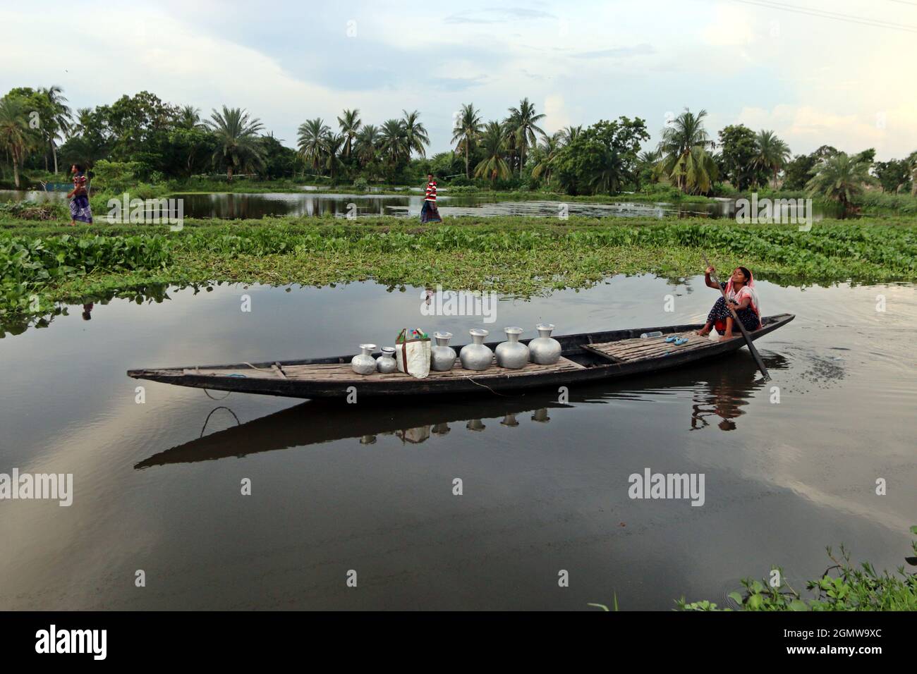 September 21,2021,KHULNA,DHAKA,BANGLADESCH- Ruderboot für Frauen & mit Wassergefäßen beladen auf der Straße in Khulnas Dumuria upazila. Vier Dörfer der Region r Stockfoto