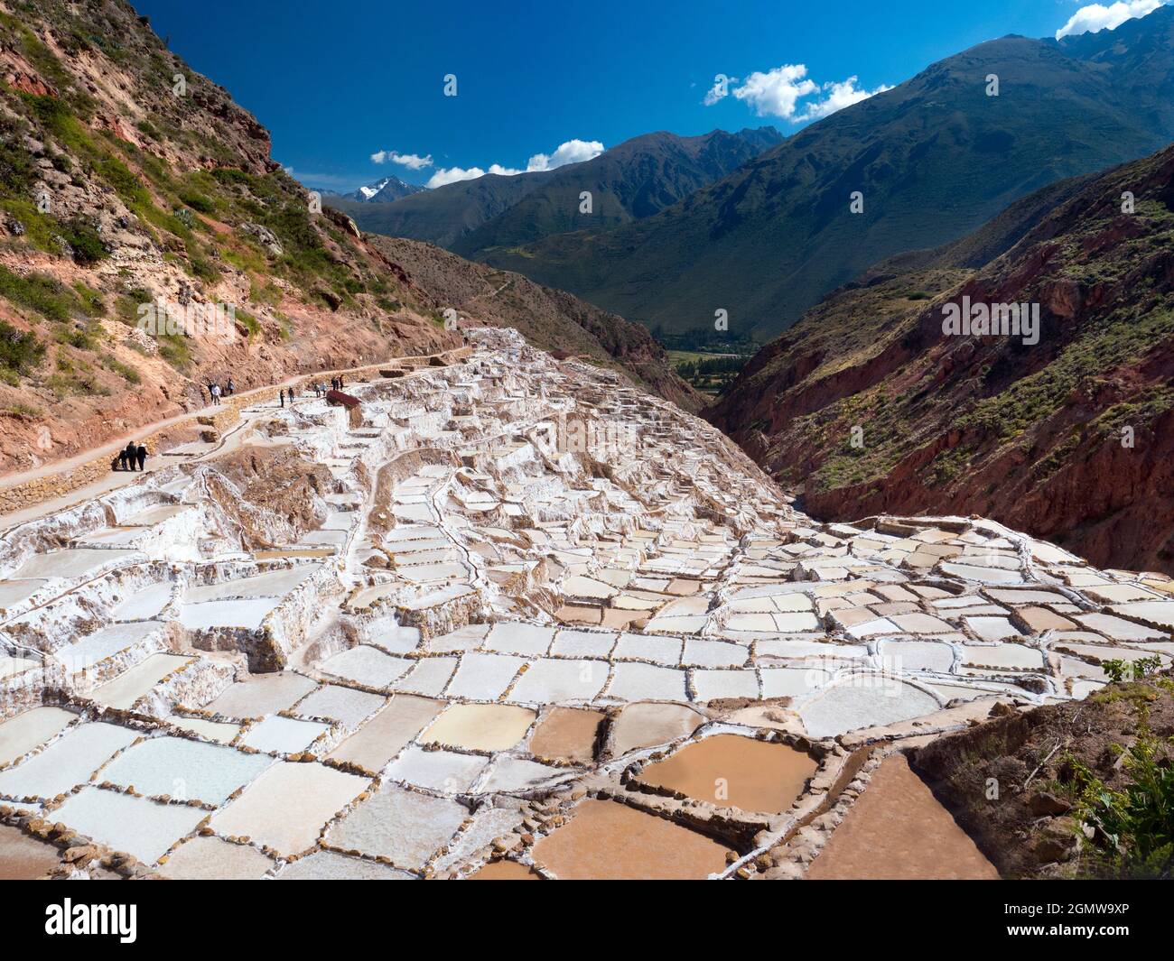 Maras, Peru - 12. Mai 2018; seit dem Reich der Inkas wurden viele Touristen in den Salzminen von SHOT Maras kontinuierlich abgebaut. Diese Stockfoto