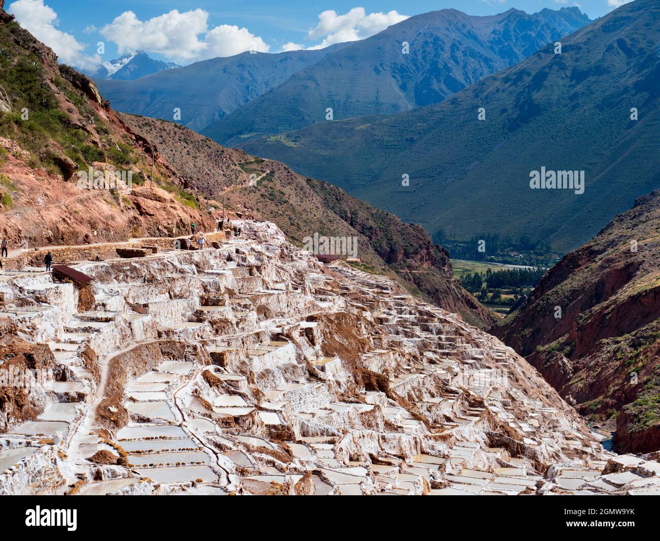 Maras, Peru - 12. Mai 2018; seit dem Reich der Inkas wurden viele Touristen in den Salzminen von SHOT Maras kontinuierlich abgebaut. Diese Stockfoto