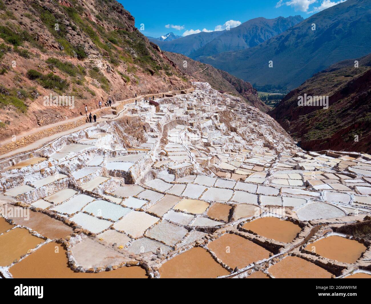 Maras, Peru - 12. Mai 2018; seit dem Reich der Inkas wurden viele Touristen in den Salzminen von SHOT Maras kontinuierlich abgebaut. Diese Stockfoto