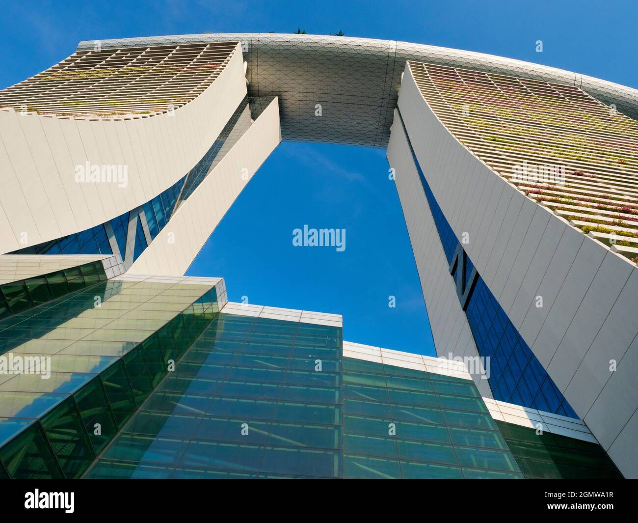 Gardens by the Bay, Singapur - 3. - 5. März 2019 das legendäre Marina Bay Sands Hotel mit drei Türmen wurde 2010 eröffnet und ist ein Luxushotel und Freizeithotel Stockfoto