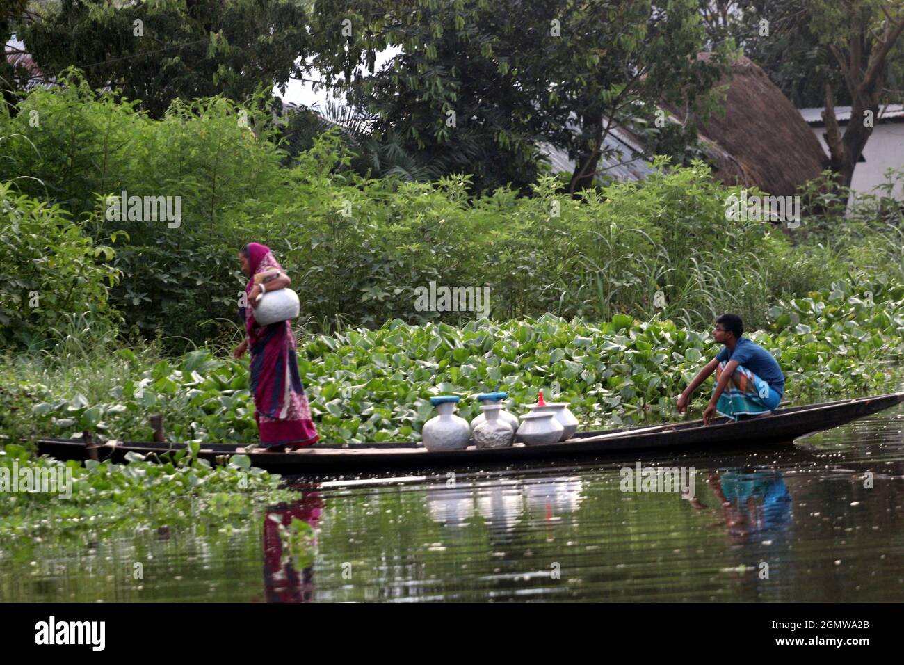 September 21,2021,KHULNA,DHAKA,BANGLADESCH- Ruderboot für Frauen & mit Wassergefäßen beladen auf der Straße in Khulnas Dumuria upazila. Vier Dörfer der Region r Stockfoto