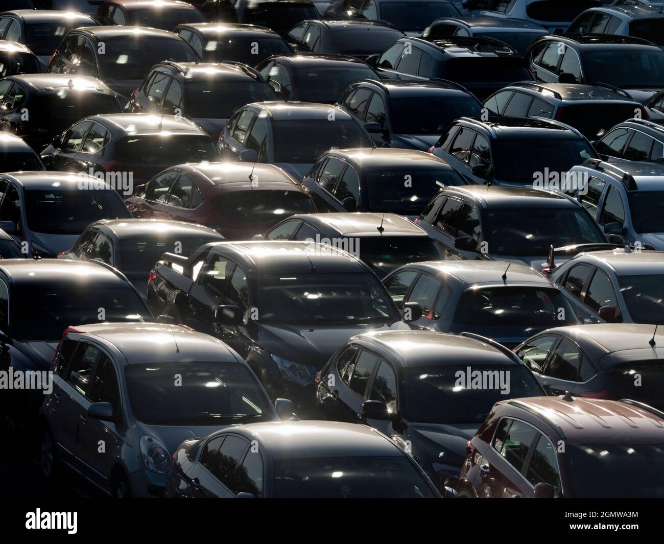 Edmonton, London, Großbritannien - 19. September 2019; einer der unzähligen hässlichen Parkhäuser Londons verwandelt sich bei Sonnenuntergang in ein schönes Ding, da die niedrige Sonne g erzeugt Stockfoto