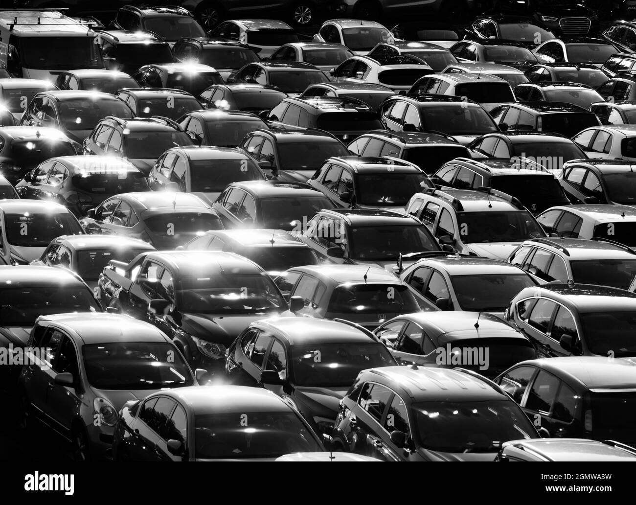 Edmonton, London, Großbritannien - 19. September 2019; einer der unzähligen hässlichen Parkhäuser Londons verwandelt sich bei Sonnenuntergang in ein schönes Ding, da die niedrige Sonne g erzeugt Stockfoto