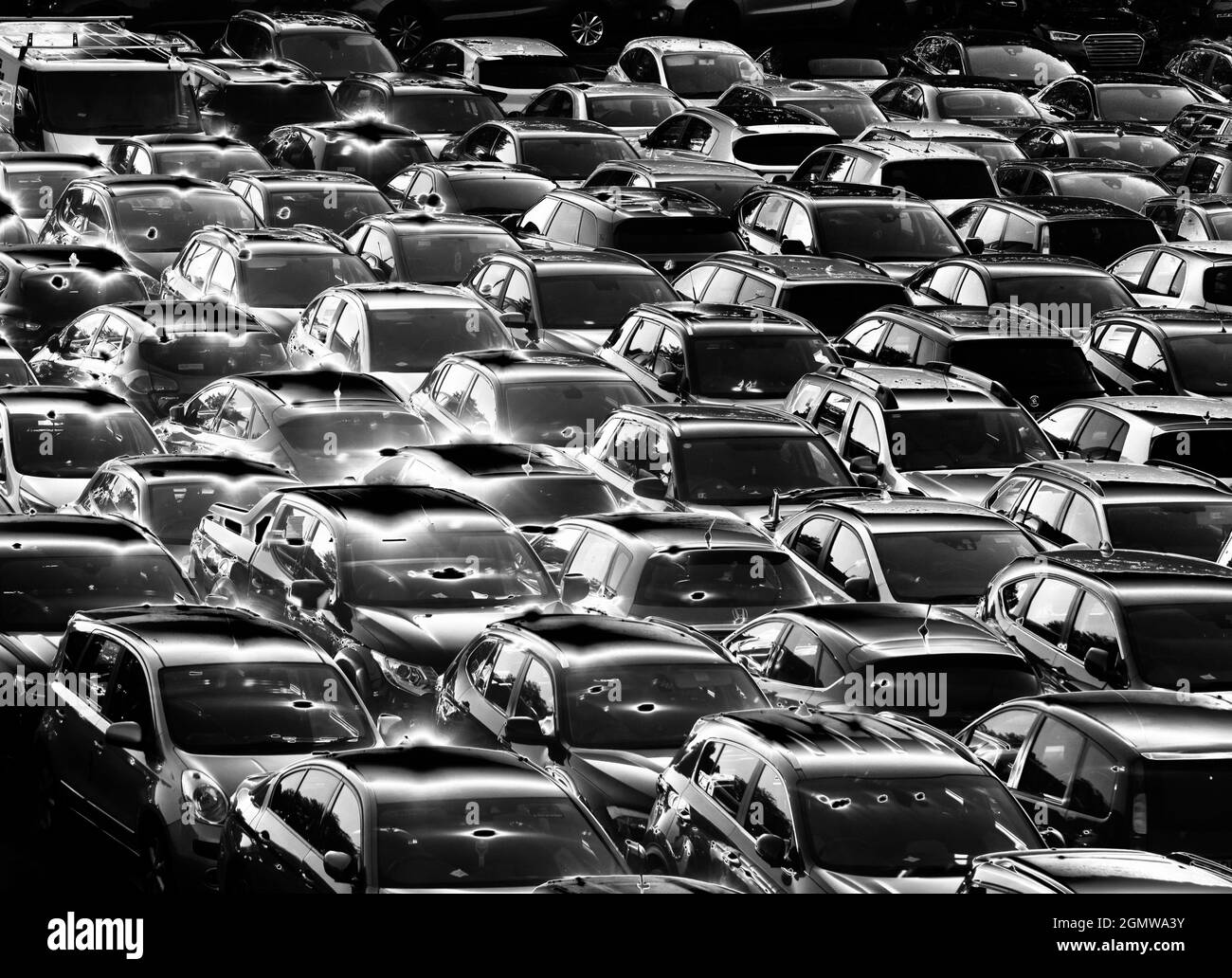 Edmonton, London, Großbritannien - 19. September 2019; einer der unzähligen hässlichen Parkhäuser Londons verwandelt sich bei Sonnenuntergang in ein schönes Ding, da die niedrige Sonne g erzeugt Stockfoto