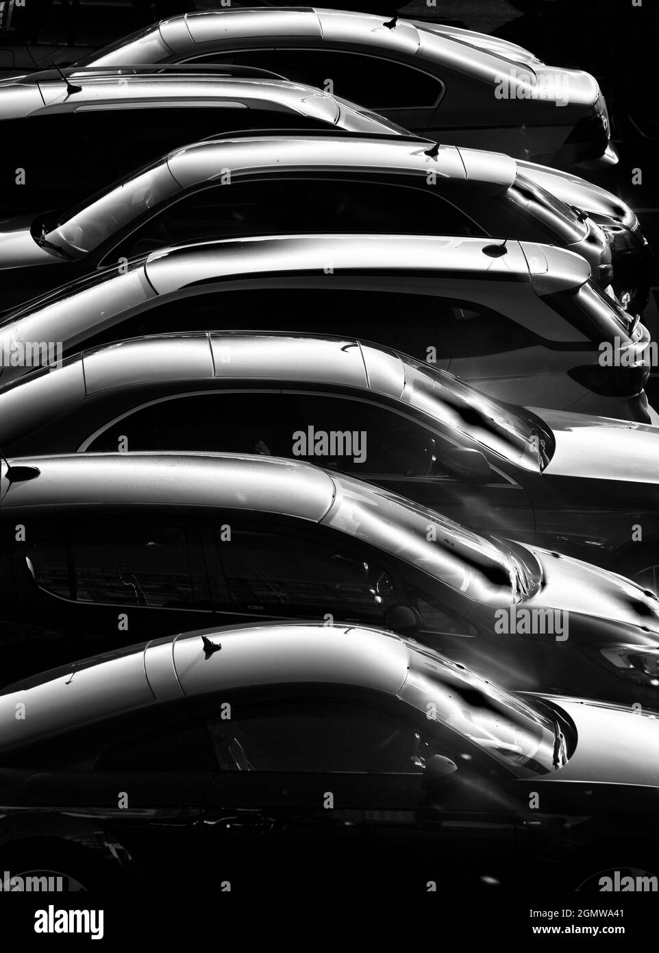 Edmonton, London, Großbritannien - 19. September 2019; einer der unzähligen hässlichen Parkhäuser Londons verwandelt sich bei Sonnenuntergang in ein schönes Ding, da die niedrige Sonne g erzeugt Stockfoto