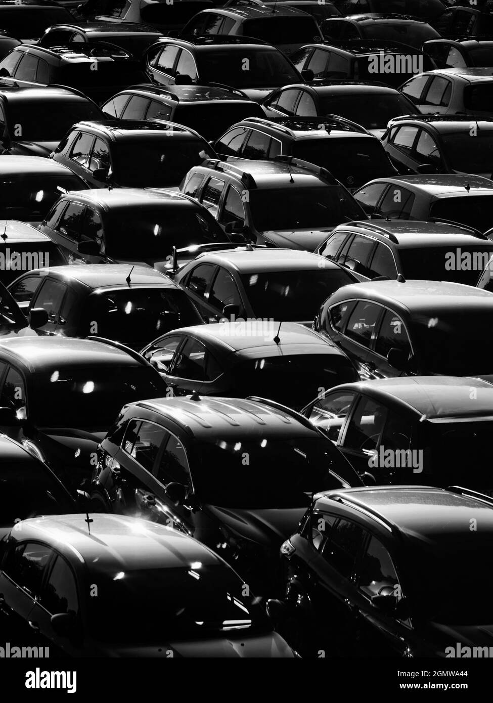 Edmonton, London, Großbritannien - 19. September 2019; einer der unzähligen hässlichen Parkhäuser Londons verwandelt sich bei Sonnenuntergang in ein schönes Ding, da die niedrige Sonne g erzeugt Stockfoto