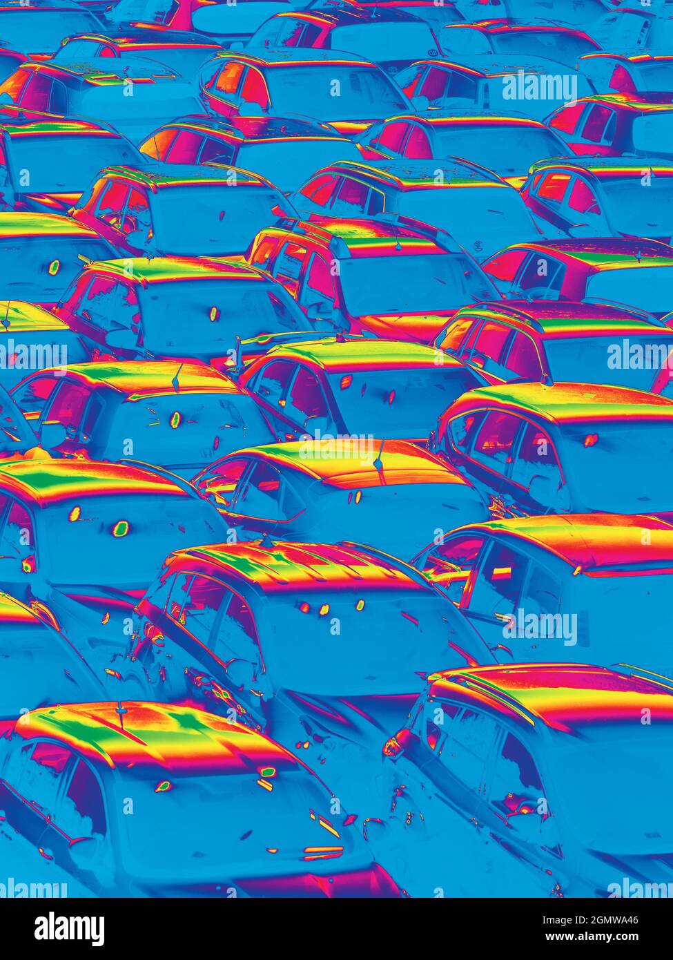 Edmonton, London, Großbritannien - 19. September 2019; einer der unzähligen hässlichen Parkhäuser Londons verwandelt sich bei Sonnenuntergang in ein schönes Ding, da die niedrige Sonne g erzeugt Stockfoto